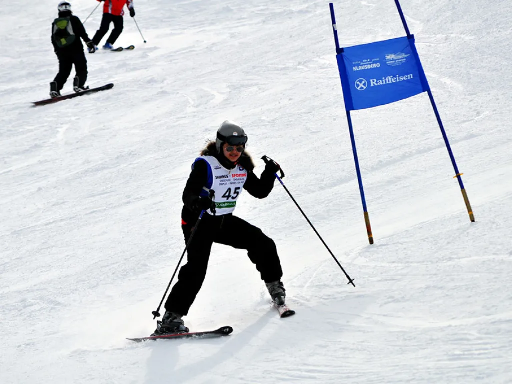 Skifahrerin mit Startnummer 45 auf der Rennstrecke.